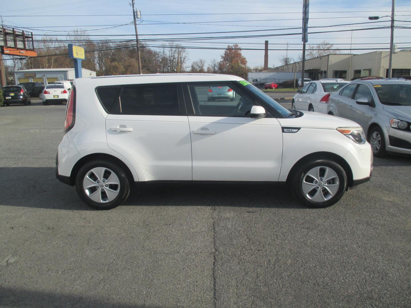 2015 WHITE Kia Soul Base (KNDJN2A23F7) with an 1.6L L4 DOHC 16V engine, located at 1254 Manheim Pike, Lancaster, PA, 17601, (717) 393-9133, 40.062870, -76.323273 - Photo#3